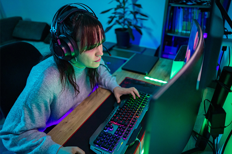 Frau an Gaming-Computer