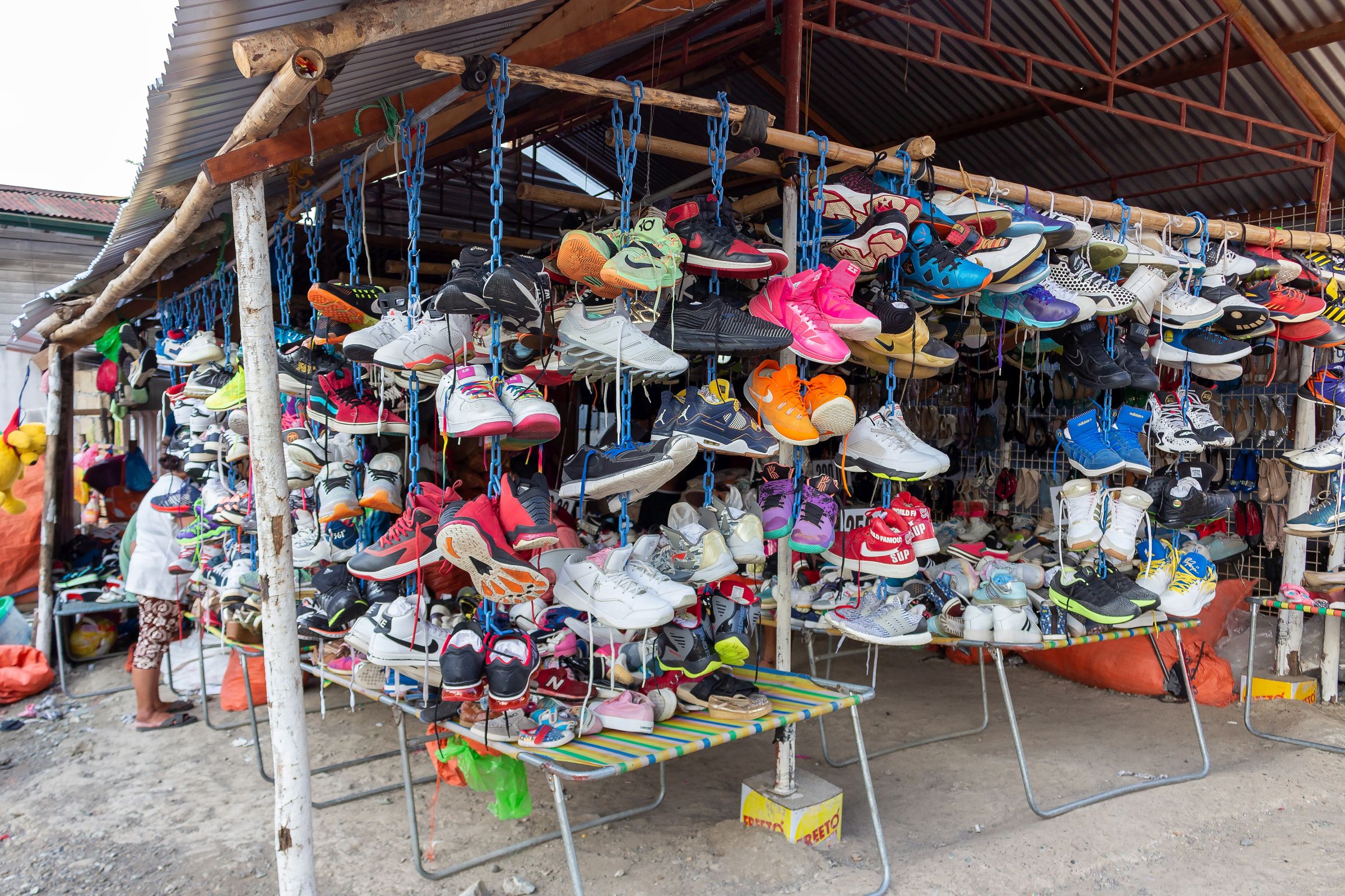 viele Schuhe an einen Marktstand