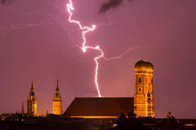 Blitz aund Münchner Frauenkirche