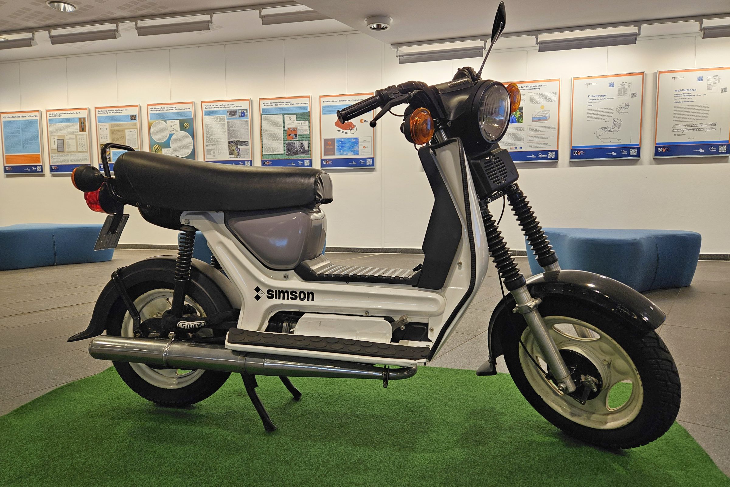Simson-Motorrad vor Ausstellungsplakaten