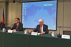 Picture of He Hua, Vice-President of SIPO, and DPMA Vice-President Günther Schmitz