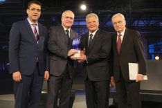 Bundespräsident a.D. Joachim Gauck mit den Gewinnern des Jahres 2016