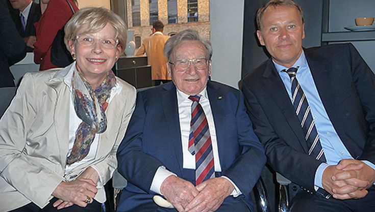 Präsidentin Rudloff-Schäffer mit Preisträger Artur Fischer und Patentprüfer Doktor Rüger