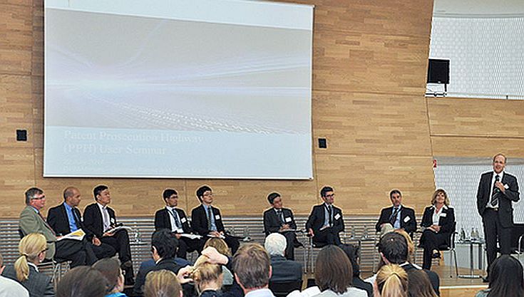 Teilnehmer der Podiumsdiskussion mit der Präsidentin der Patentanwaltskammer, Frau Dr. Brigitte Böhm