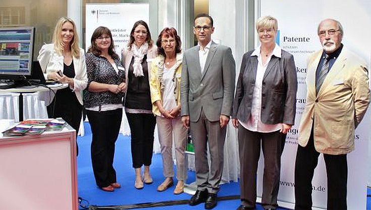 Gruppenbild: Heiko Maas und DPMA-Delegation auf dem DPMA-Infostand