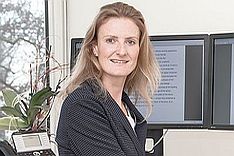 Frau vor Laptop