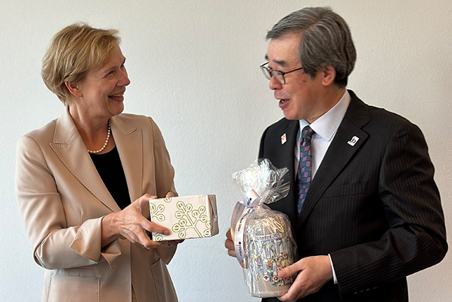 DPMA President presents gift