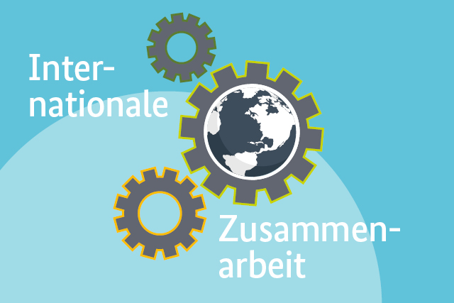 Zahnräder, in denen eine Weltkugel zu sehen ist und Text "Internationale Zusammenarbeit"