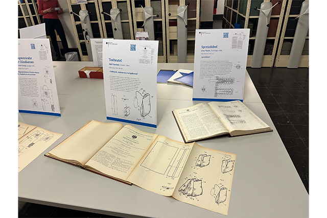 alte Patentblätter im Büchermagazin
