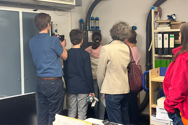 Besuchergruppe vor der Rohrpost