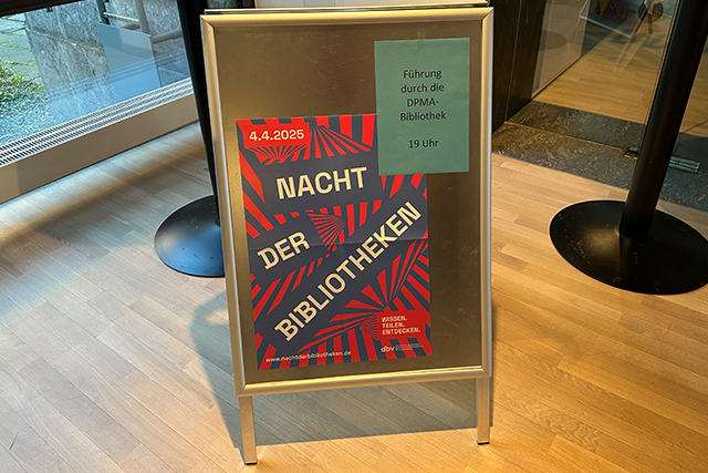 Aufsteller mit dem "Nacht der Bibliotheken-Logo"