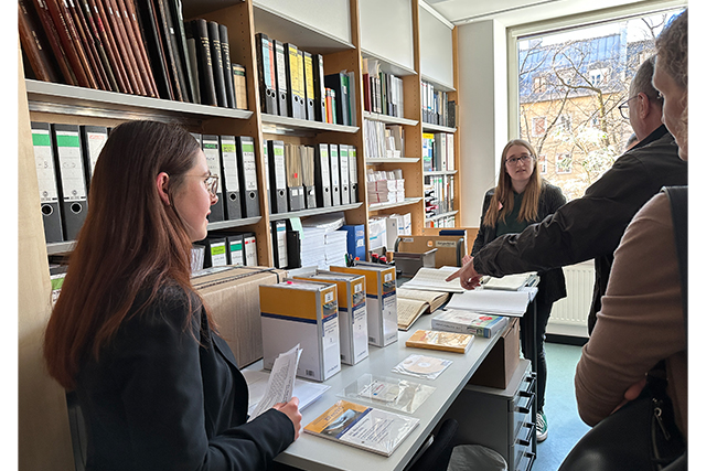 mehrere Personen vor verschiedenen Büchern