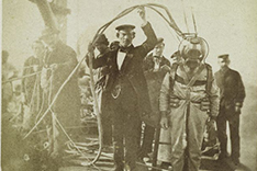 Bauer briefing a diver