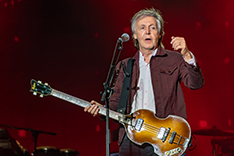 Paul McCartney mit seinem Höfner-Bass (2018)