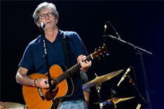 Eric Clapton mit seiner Signature-Gitarre von Martin (Prag 2013)