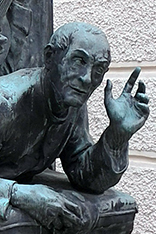 Mohr-Darstellung auf einem Denkmal in Oberndorf 