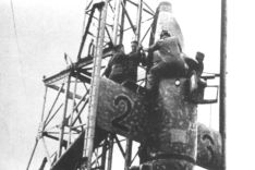Historisches Foto: Testpilot Lothar Sieber klettert ins Cockpit der "Natter"