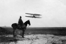 Paul Engelhardt am 12.8.1910 in einem Wright-Flugzeug über Berlin-Tempelhof 