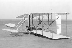 Wilbur auf dem Flyer nach einem missglückten Flugversuch am 14.12.1903 (Foto wohl von Orville Wright