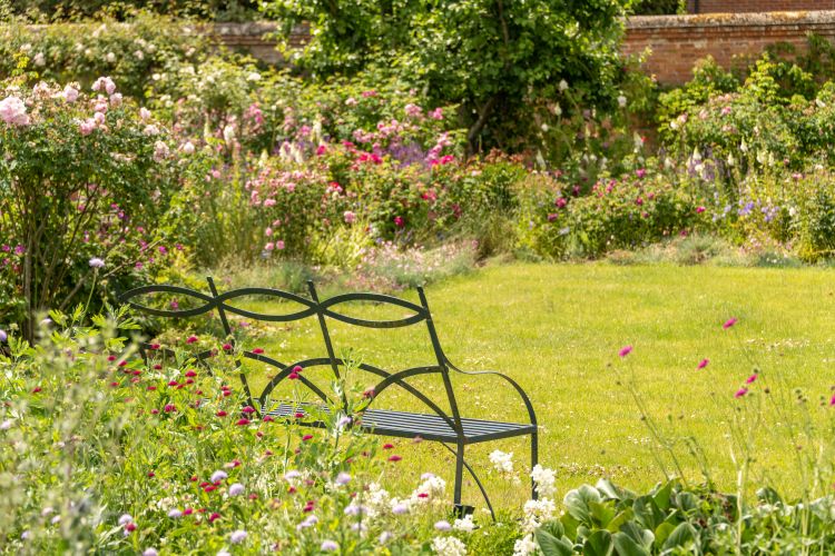 Gartenbank im Grünen