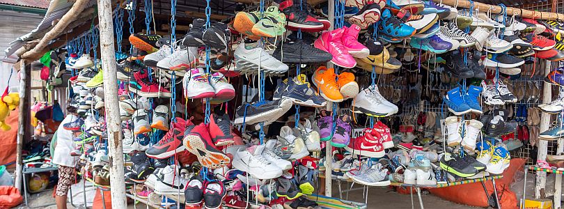 viele Schuhe an einen Marktstand