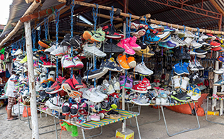 Markstand mit vielen Schuhen