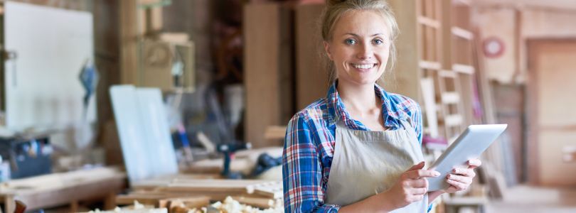 Frau in Schreinerei mit Tablet