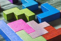 Holzklötzchen zum Puzzle zusammengeschoben