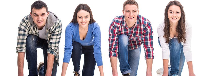 Vier junge Menschen in Startposition