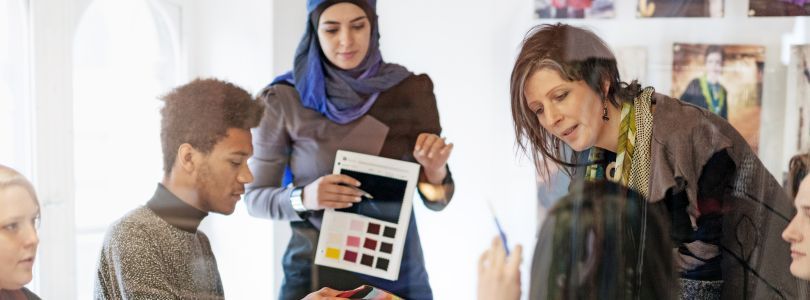 Menschen bei Besprechung mit Farbmustern