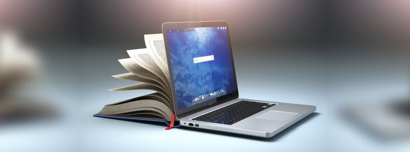 aufgeklappter Laptop, dessen Rückseite mit einem Buch verschmilzt