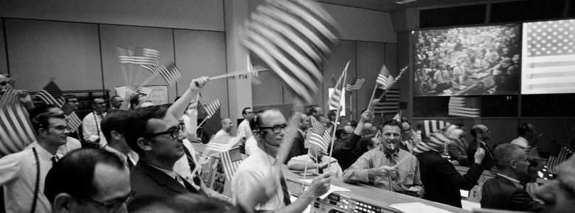 Im Mission Control Center feiert man die erfolgreiche Rückkehr der Apollo 11-Mondlandeer