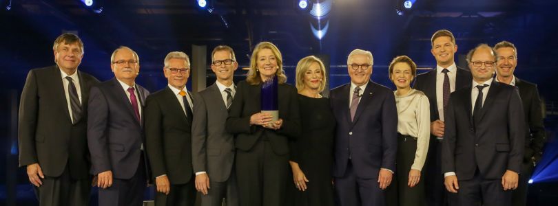 Bundespräsident Frank-Walter Steinmeier mit den Gewinnern und Nominierten des Deutschen Zukunftsprei
