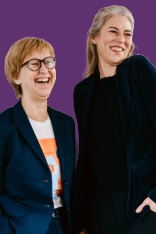 zwei lachende Frauen