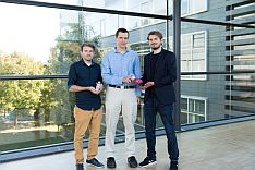 3 Preisträger mit Desinfektionsmittel
