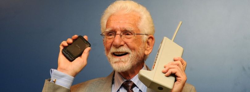 Martin Cooper mit historischem Prototyp und aktuellem Mobiltelefon 2009
