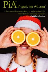 Mädchen mit Weihnachtsmann-Mütze und zwei Orangen