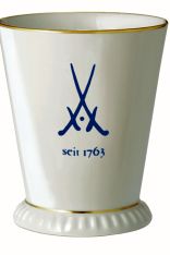Porcelain mug with crossed swords 