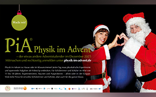 zwei Personen im Weihnachtsmannkostüm