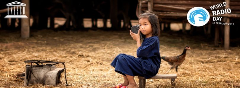 Asiatisches Kind mit Radio