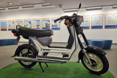 Moped vor Plakaten