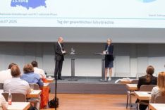Vortragssaal mit zwei Personen auf Bühne