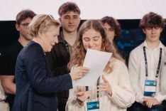 DPMA-Präsident überreicht Julia Trapp eine Urkunde