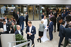 Blick ins Foyer während der Pause