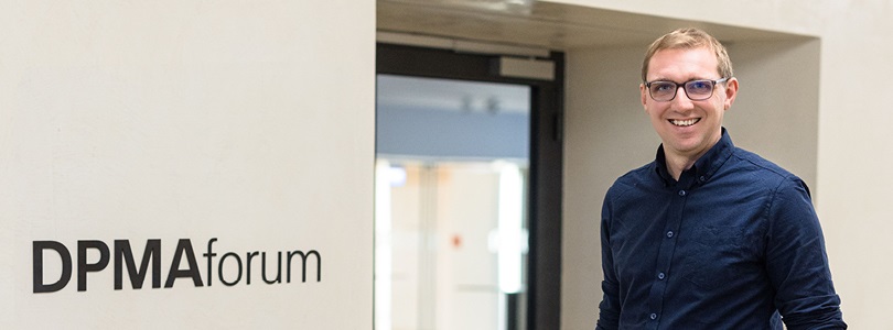 Portätfoto vor dem DPMAforum
