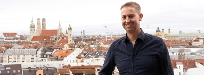 Porträtfoto auf der DPMA-Dachterrasse mit Blick auf München