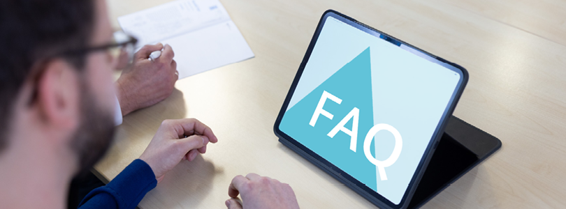 Mann schaut auf Tablet, dort steht "FAQ"